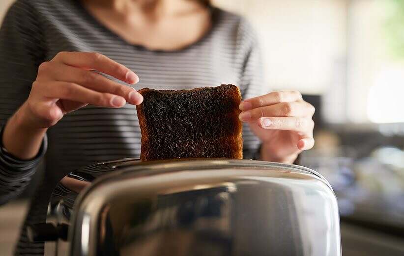 burned toast toaster getty 0220 2000 822x5221 1 - بین بردن طعم سوختگی غذا